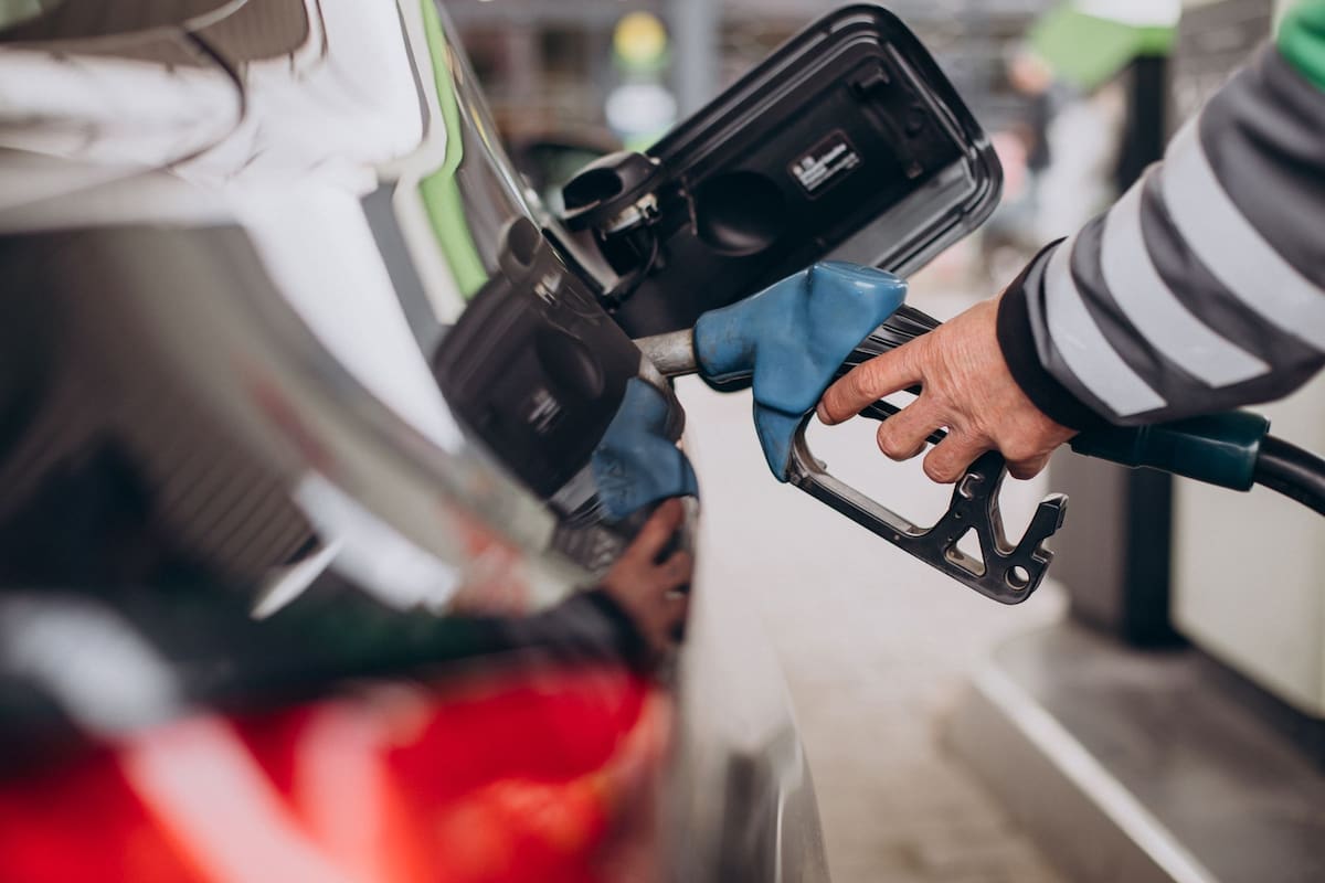 La responsable de una estación de servicio desmintió algunos de los mitos más extendidos sobre los combustibles (Foto: Freepik)