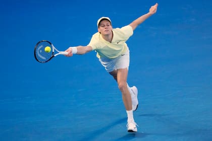 La respuesta con el drive de Sinner ante Alexander Zverev en la final masculina del Abierto de Australia en Melbourne
