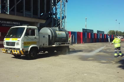 El Ministro de Ambiente y Espacio Público de la Ciudad mostró imágenes hoy de la limpieza que se hizo, en respuesta al reclamo.