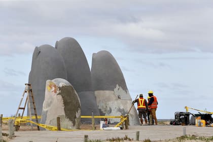La restauración de "Los Dedos", de Punta del Este, demandará unos 15 días