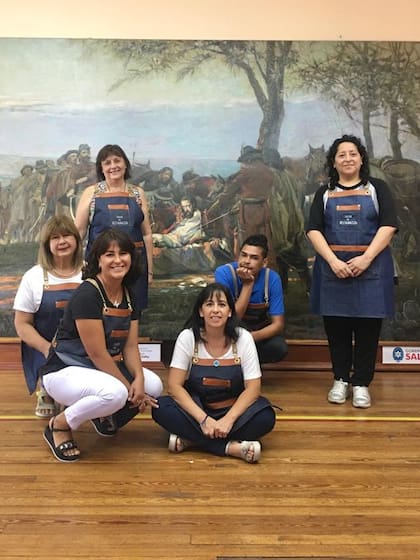 La restauradora Gabriela Doña y su equipo de especialistas