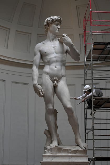 La restauradora italiana Eleonora Pucci limpia la estatua del David de Miguel Ángel.