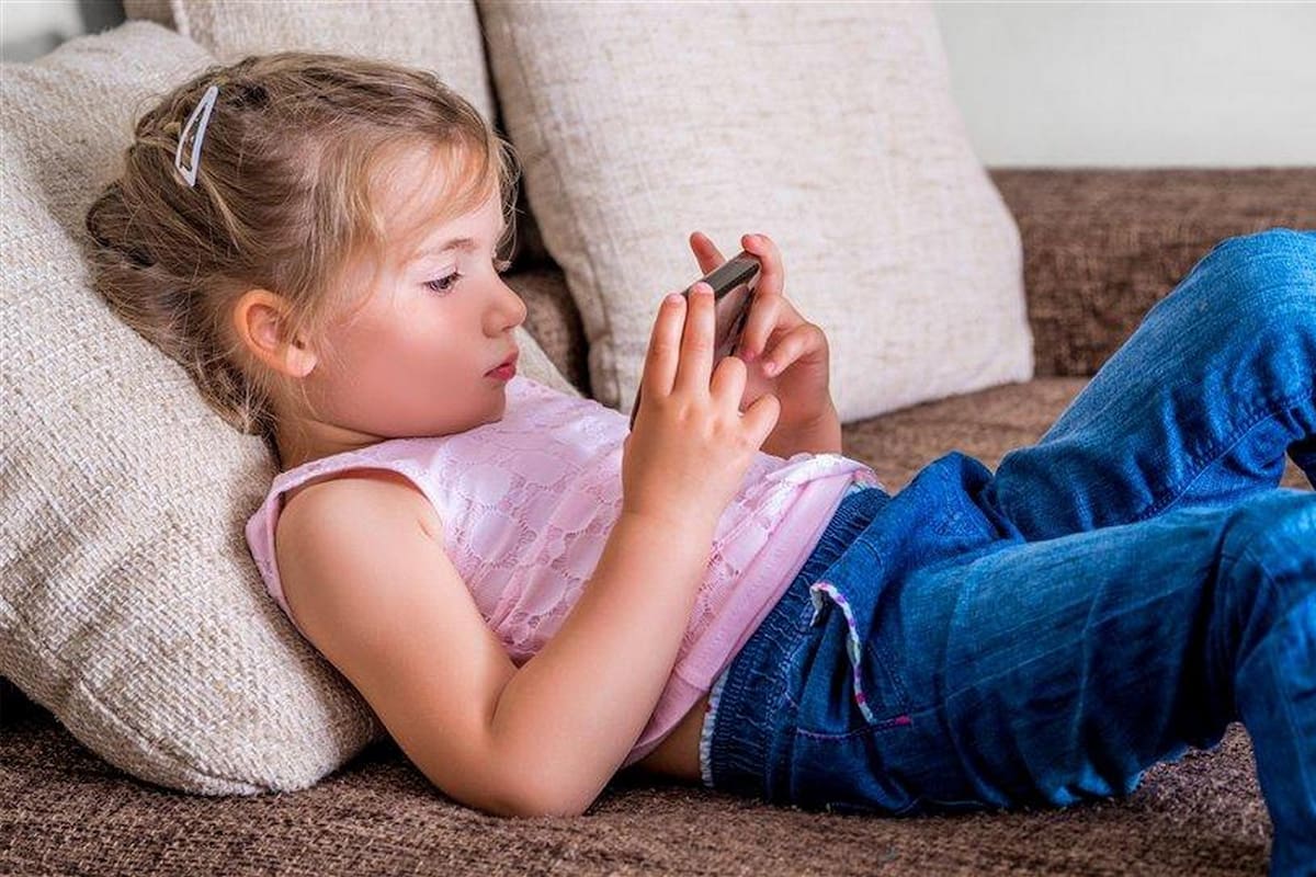 La restricción de uso de la tecnología de parte de las niñeras también es controlado a su vez por los padres, que siguen los reportes generados por otras personas sobre el desempeño de sus empleadas