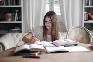 La retención de información es cada vez más difícil para los estudiantes debido a la gran cantidad de distracciones digitales (imagen ilustrativa)F