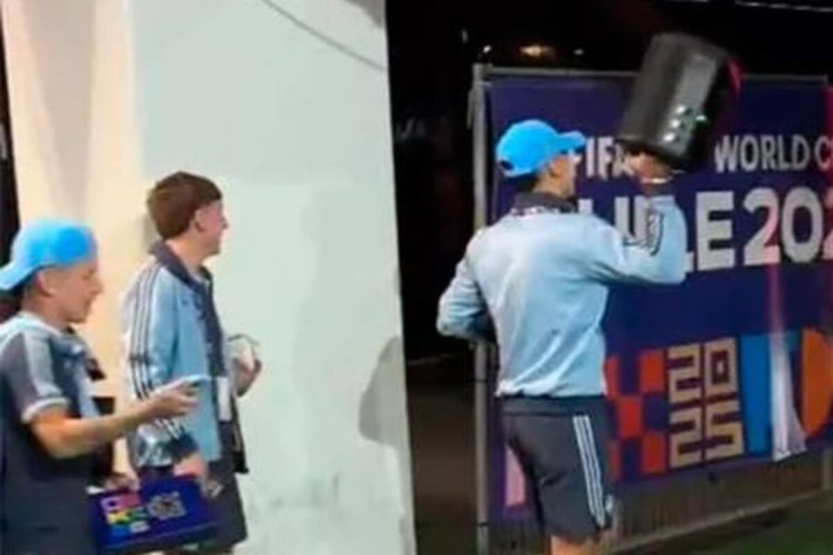La retirada del estadio del plantel argentino, con la música de la serie El Chavo del Ocho