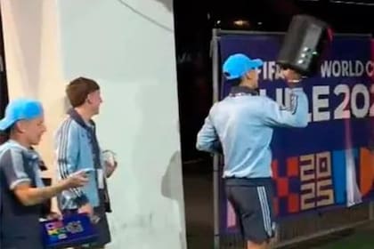 La retirada del estadio del plantel argentino, con la música de la serie El Chavo del Ocho