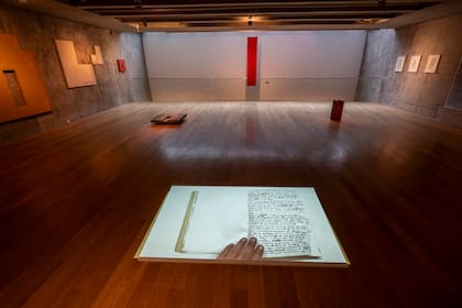 La retrospectiva de César Paternosto reúne más de cuarenta obras