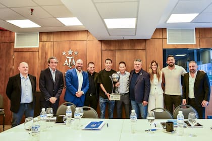 Ricardo Rosica (Boca), Ignacio Villarroel (River), Gonzalo Belloso (presidente de Rosario Central), Pablo Toviggino (tesorero de la AFA), Ángel Di María, Ariel Holan, Claudio Tapia, Carolina Cristinziano (vicepresidenta de Central), Jorge Broun y Cristian Malaspina (presidente de Argentinos Juniors)