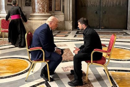 La reunión de Donald Trump y Volodimir Zelensky dentro de la Basílica de San Pedro.