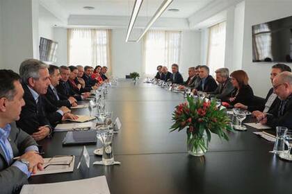 La reunión de gabinete de ayer incluyó a referentes del radicalismo; el clima de tensión fue perceptible