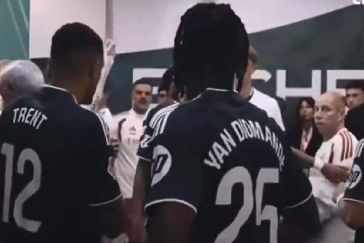 La reunión de los jugadores de Real Madrid, previo a la salida a la cancha, en la que Mbappé saca al utilero, pero luego Valverde insistió en que debían ponerse las remeras