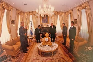 La reunión de transición entre Carlos Menem y Fernando de la Rúa en 1999. Participaron también Carlos Corach, Alberto Kohan, Rodolfo Terragno y Darío Lopérfido. La imagen fue tomada por el fotógrafo presidencial Víctor Bugge