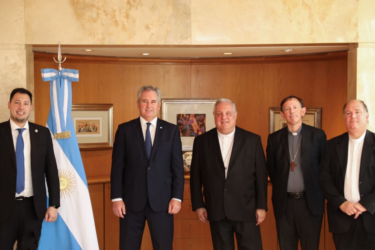 La reunión del canciller Pablo Quirno con el presidente del Episcopado, monseñor Marcelo Colombo; completan la escena el subsecretario de Culto, Agustín Caulo; el obispo Raúl Pizarro y el padre Máximo Jurcinovic