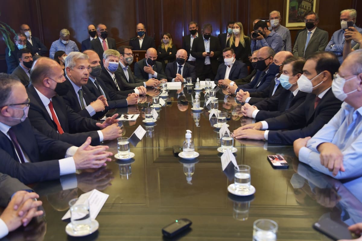 La reunión en el Banco Nación donde se formalizó el crédito para la actividad ganadera