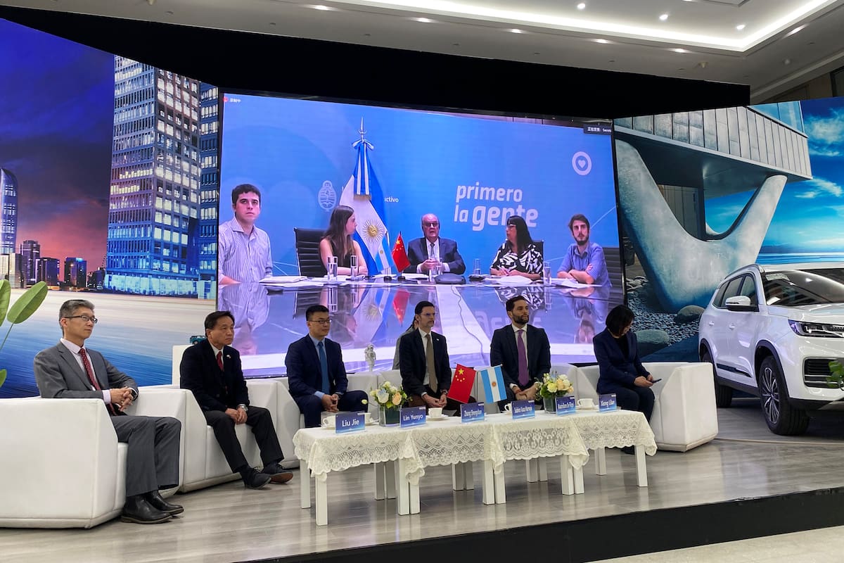 La reunión en la ciudad de Wuhu entre el vicepresidente de Chery Internacional, Zhang Shenghan; el secretario de Industria, José de Mendiguren, y el embajador argentino en China, Sabino Vaca Narvaja