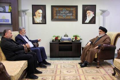 La reunión entre el líder del grupo chiita libanés Hezbollah, Hassan Nasrallah; el jefe de la Jihad Islámica Palestina, Ziad Nahleh, y el vicejefe de Hamas, Saleh al-Arouri, en Beirut, el 25 de octubre de 2023. (Departamento de Prensa de Hezbollah, via AP )