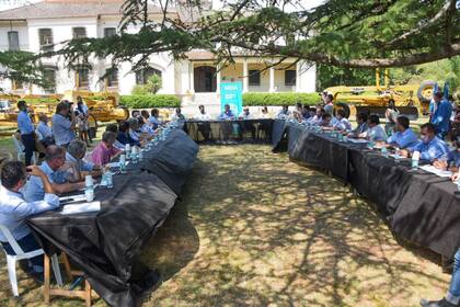 La reunión por la firma de convenios para caminos rurales que encabezó el ministro de Desarrollo Agrario bonaerense, Javier Rodríguez