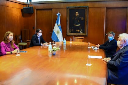 La reunión tuvo como eje la última propuesta que hizo hace unos días Soledad Acuña, ministra de Educación porteña, con la intención de llevar las aulas a las plazas y los espacios públicos abiertos