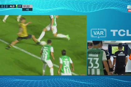 La revisión de la jugada polémica, en la que Lobo Medina sentenció penal para Aldosivi.