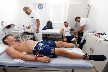 La revisión médica para los jugadores; de fondo, la sonrisa de Toto Salvio