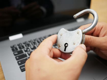 La revisión periódica de la red WiFi y la actualización de contraseñas son medidas que contribuyen a reducir el riesgo de accesos no autorizados