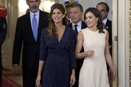 La revista hizo un análisis de los looks de la primera dama durante la visita de los reyes de España a la Argentina