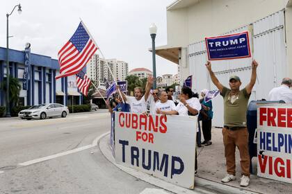 La revocación del permiso humanitario dejó a más de 300 mil cubanos sin estatus legal, mientras el ICE acelera arrestos y procesos de deportación