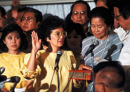 La Revolución del Poder del Pueblo fue una movilización masiva que se concentró en la avenida EDSA de Manila en febrero de 1986. Las protestas pusieron fin al gobierno de Ferdinand Marcos y Corazón Aquino asumió la presidencia
