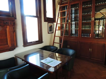 La rica biblioteca, uno de los tesoros culturales por la calidad de sus ejemplares.