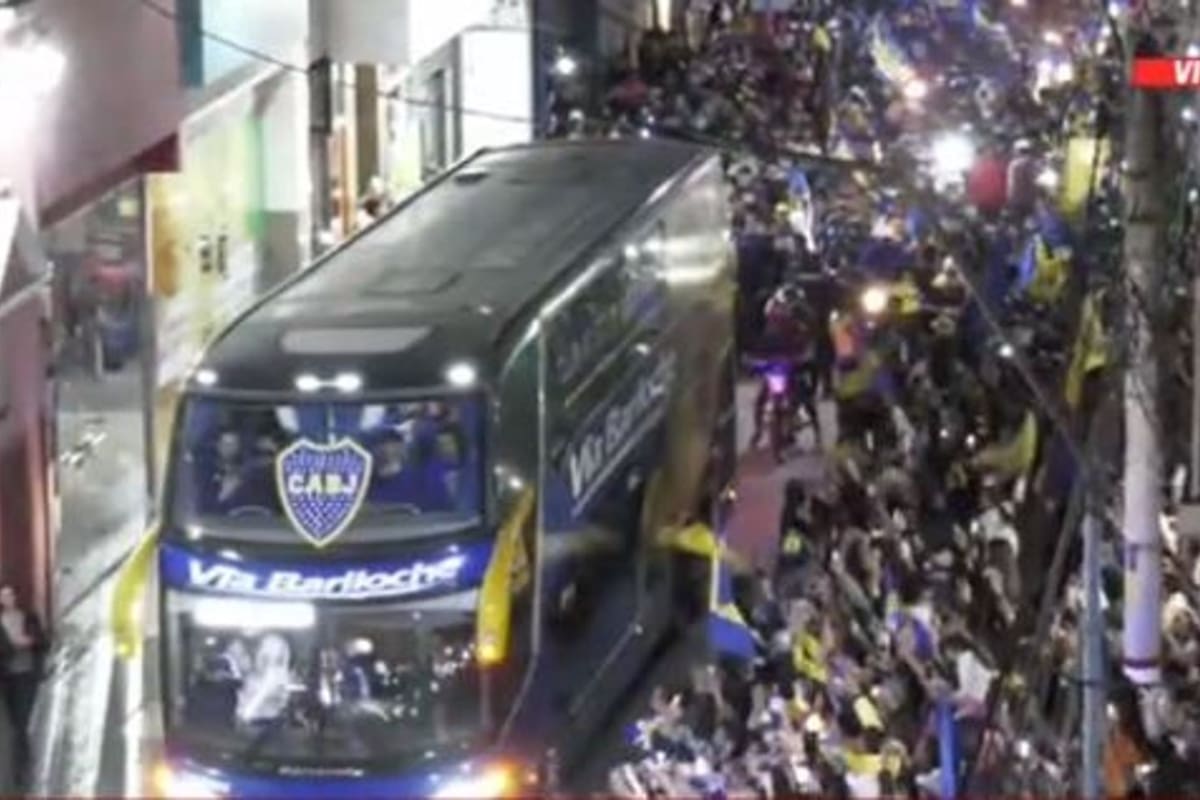 La Rioja se conmovió con la llegada de Boca, que este miércoles se medirá con Ferro por la Copa Argentina; a paso lento entre la pasión de miles de hinchas, el ómnibus se abre paso camino al hotel.