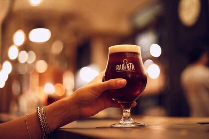 La riquísima cerveza artesanal de Rabieta es la excusa perfecta para juntarse a brindar entre amigos