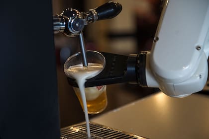 La robotización gana terreno en muchos sectores; aquí, en un bar de Sevilla