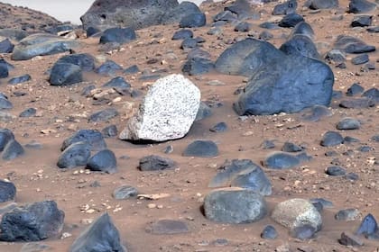 La roca blanca encontrada en Marte con una composición mineral única, es una anortosita, un tipo de roca rica en sílice