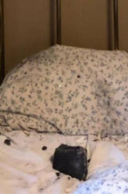 La roca cayó al lado de su almohada
