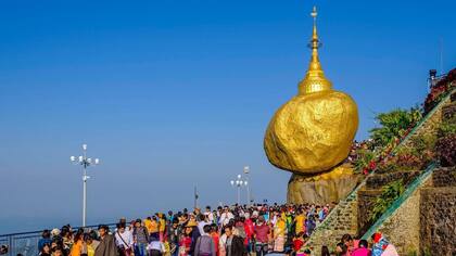 La Roca Dorada de Myanmar ha adquirido un significado religioso y es ahora una importante atracción turística (Getty images)