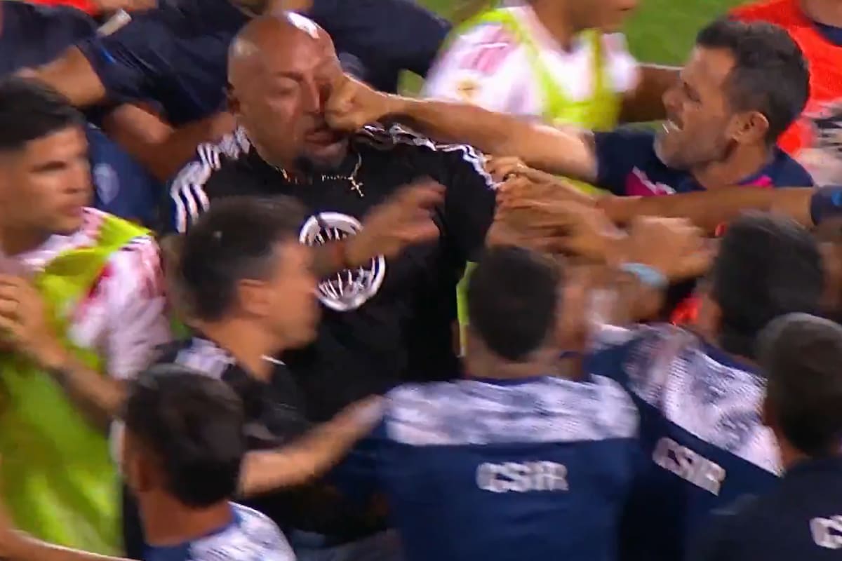 La Roca, el encargado de seguridad del plantel de River, recibe la agresión de un integrante del cuerpo técnico de Independiente Rivadavia