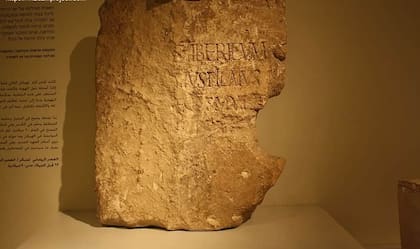 La roca fue expuesta en un museo para que todos conozcan la inscripción en referencia al gobernante que condenó a Jesús