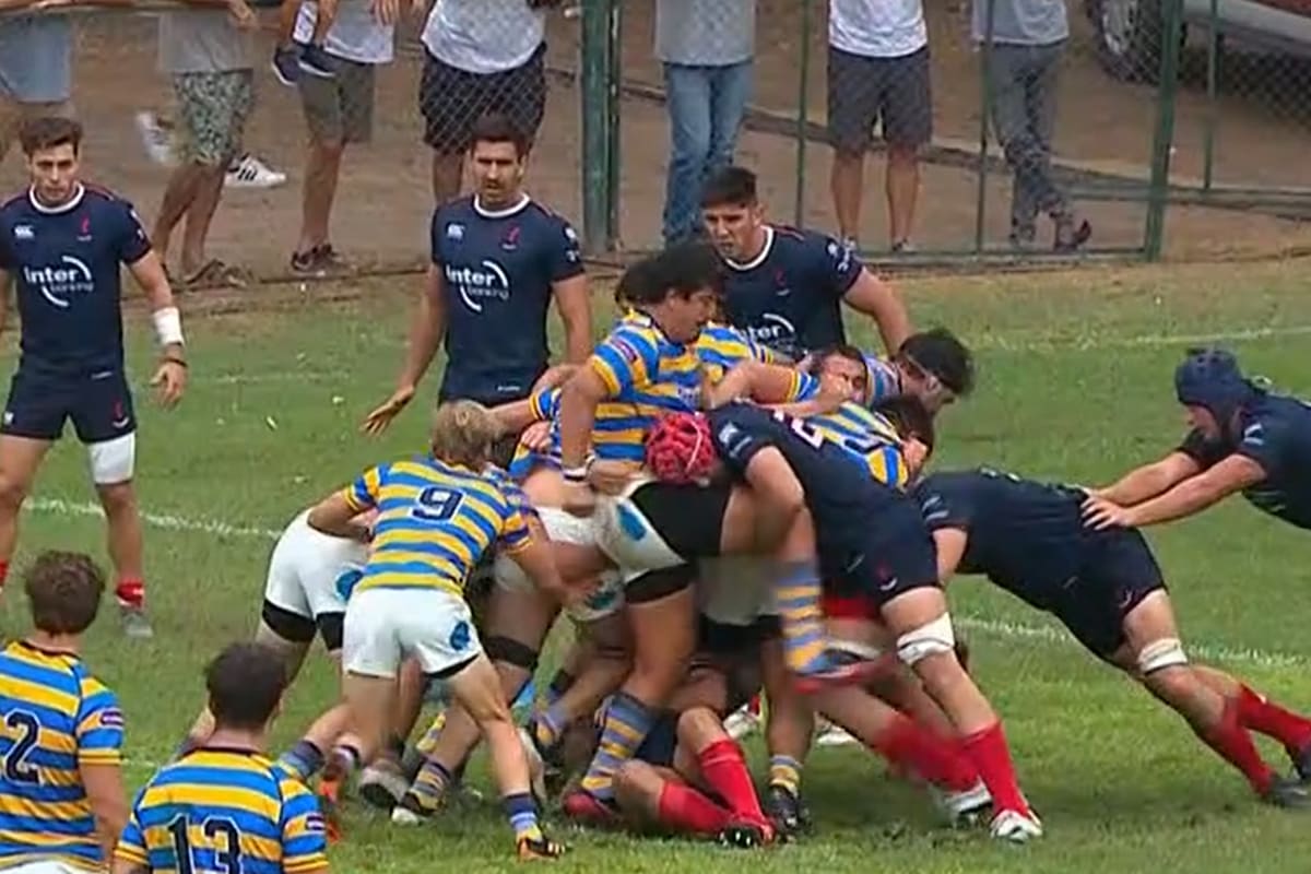 La rodilla derecha de Gonzalo Delguy impacta en el jugador de Buenos Aires que está en el piso, pero echaron a un compañero