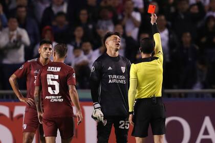 La roja para Bologna, por tocar la pelota con la mano fuera del área