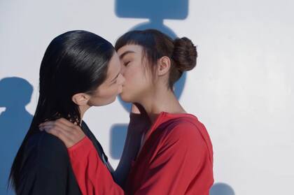 En la campaña de Calvin Klein, Lil comparte escena con una modelo de la vida real (Bella Hadid). Y la besa.