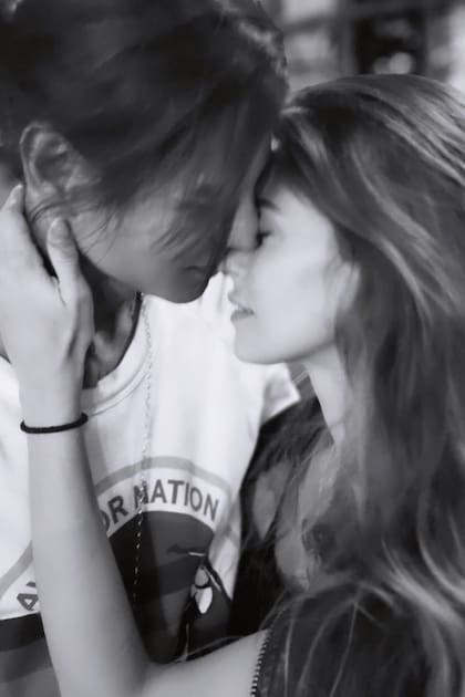 La romántica foto en blanco y negro que los enamorados subieron de manera simultánea a sus cuentas de Instagram. Al “Sólo nosotros” que el cantante consignó debajo de la foto, Ariadna respondió inmediatamente con un “Te amo, mi vida”.