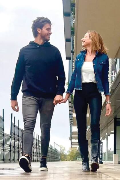 La romántica imagen con la que hicieron pública su relación a través de las redes sociales.