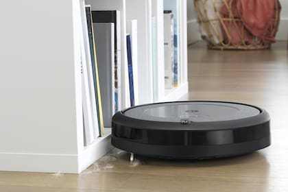 La Roomba i3, como las otras aspiradoras autónomas, recorre la casa juntando polvo y suciedad; incluso puede levantar el pelo de las mascotas