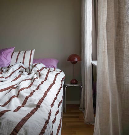 La ropa de cama cambia con las estaciones, pero es siempre de la marca danesa Tekla.