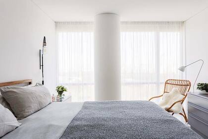 La ropa de cama es de lino (H&M Home), y fue traída por Verónica y Juan Martín de un viaje