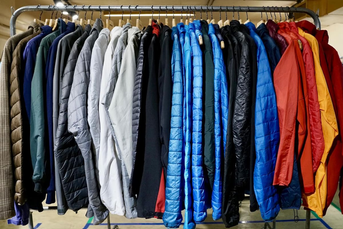 La ropa de segunda mano ya no es vista como una opción de último recurso, sino como una oportunidad para expresar la individualidad, explorar estilos únicos y contribuir a la reducción del impacto ambiental de la industria textil