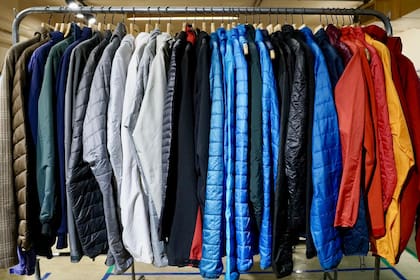 La ropa de segunda mano ya no es vista como una opción de último recurso, sino como una oportunidad para expresar la individualidad, explorar estilos únicos y contribuir a la reducción del impacto ambiental de la industria textil