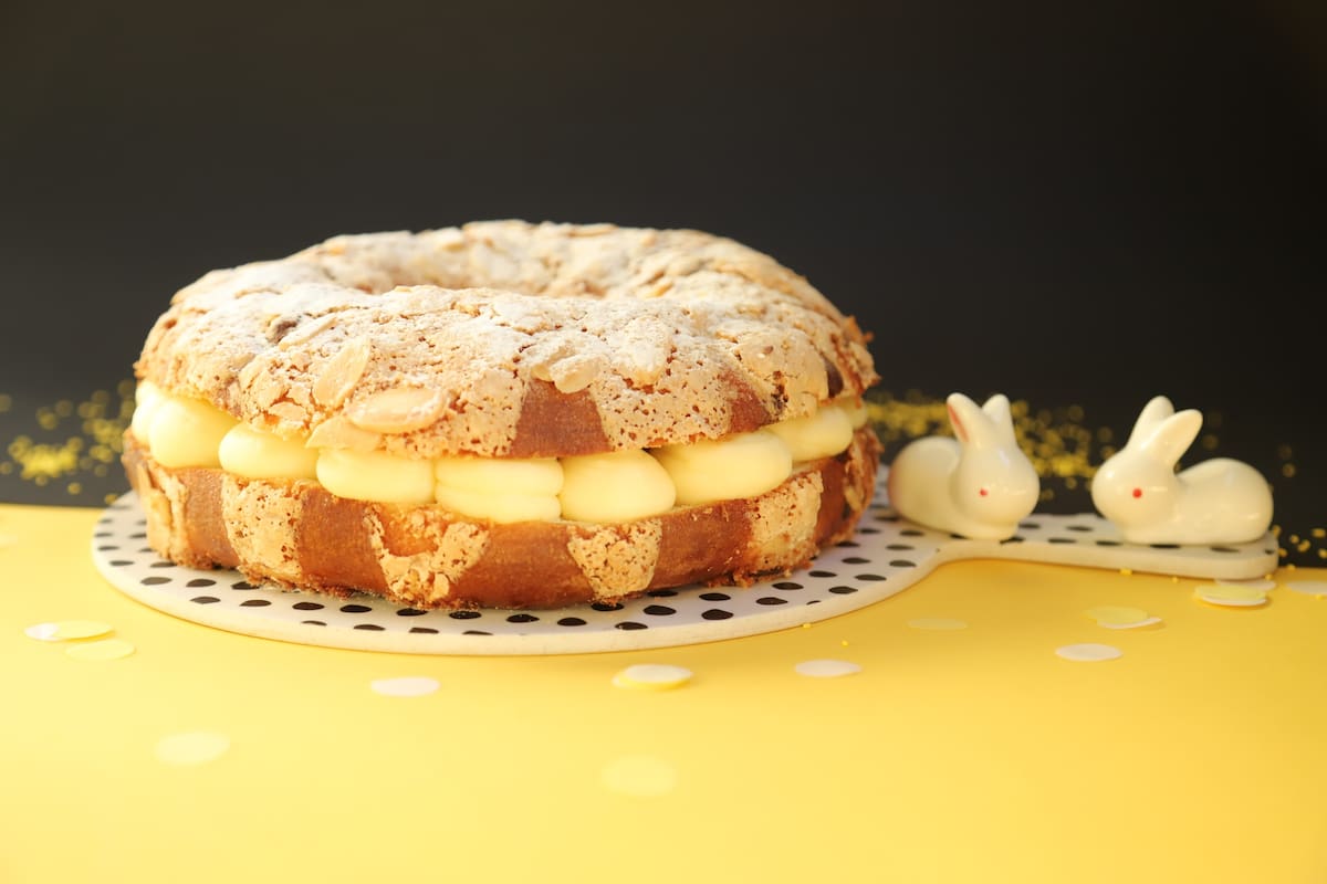 La rosca de Pascuas, en este caso, de Gontran Cherrier, tiene una simbología fácilmente identificable con la resurrección, en especial gracias a su forma circular que reproduce el recorrido de la vida eterna