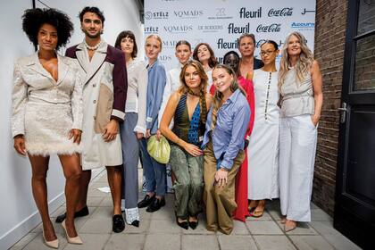 La royal con
las modelos de su
marca de ropa vintage,
My Lima Lima