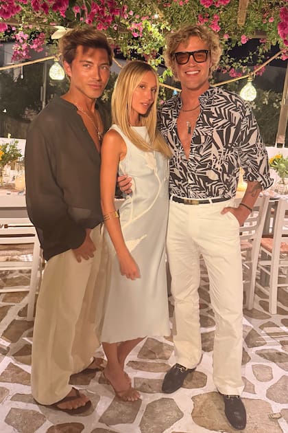 La royal influencer junto al joven empresario Evangelo
Bousis y el diseñador noruego Peter Dundas